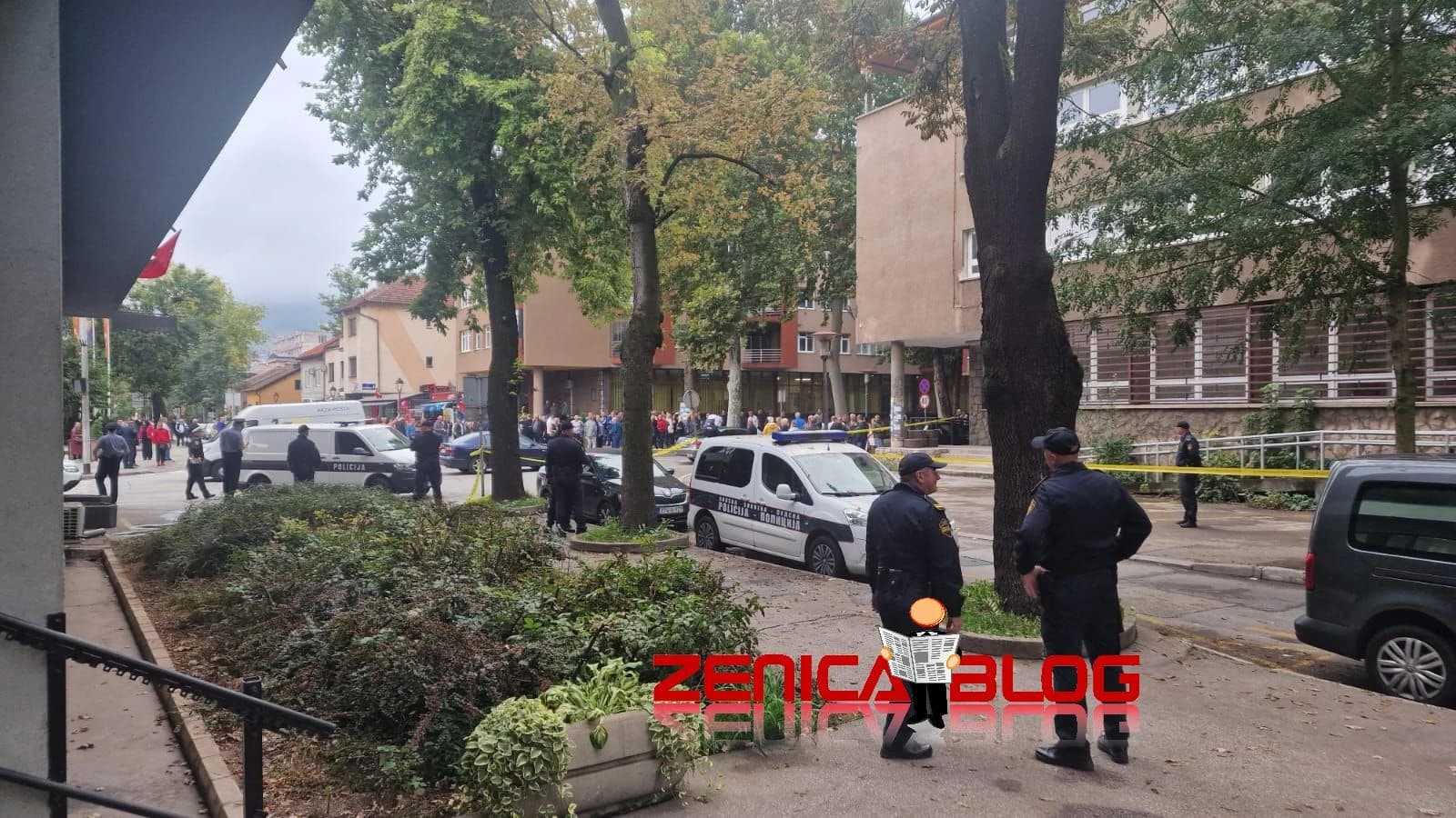 Veliki broj pristalica Fuada Kasumovića okupio se ispred Suda, čekaju da mu se izrekne presuda