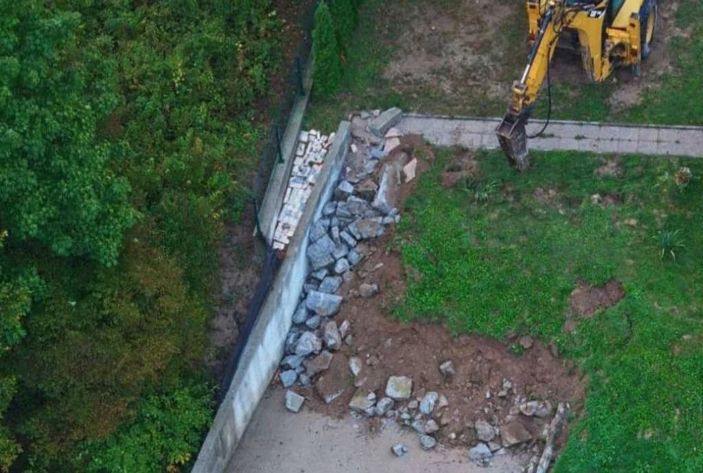 Prve radne mašine uz asistenciju policije izašle na teren zbog uklanjanja nelegalnih betonskih nasipa na obalama Une