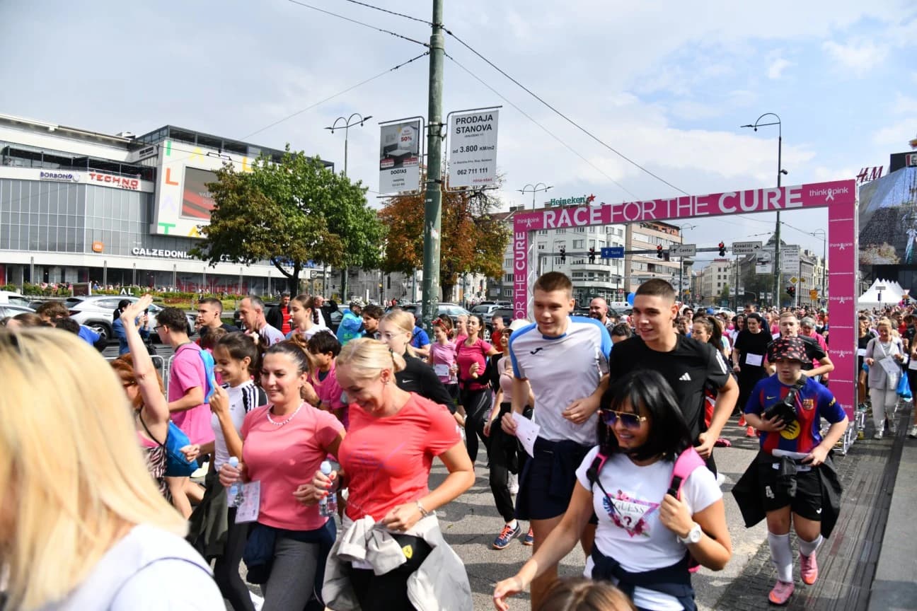 Podrška oboljelim od karcinoma dojke: Više hiljada učesnika iz cijele Bosne i Hercegovini na trci i šetnji u Sarajevu