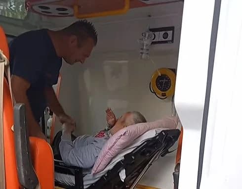 Snimak zgrozio bh. javnost: Muškarac u vozilu Ustanove Pazarić maltretira starijeg pacijenta!