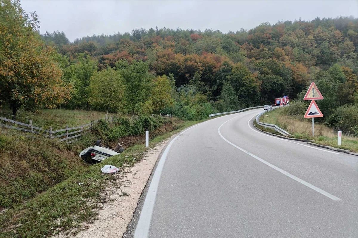 Kod Ribnika automobil završio na krovu, povrijeđene dvije osobe
