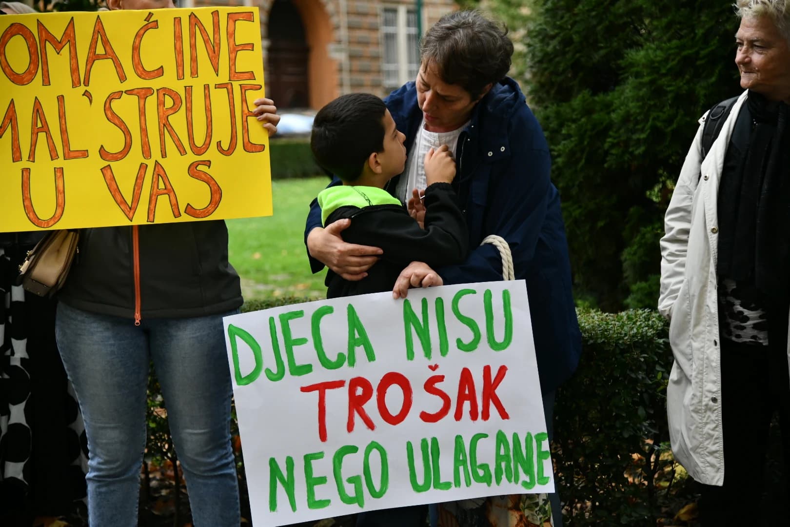 Protest pred Vladom KS zbog sramotnog odnosa prema djeci s autizmom, Uk nije htio pred novinare