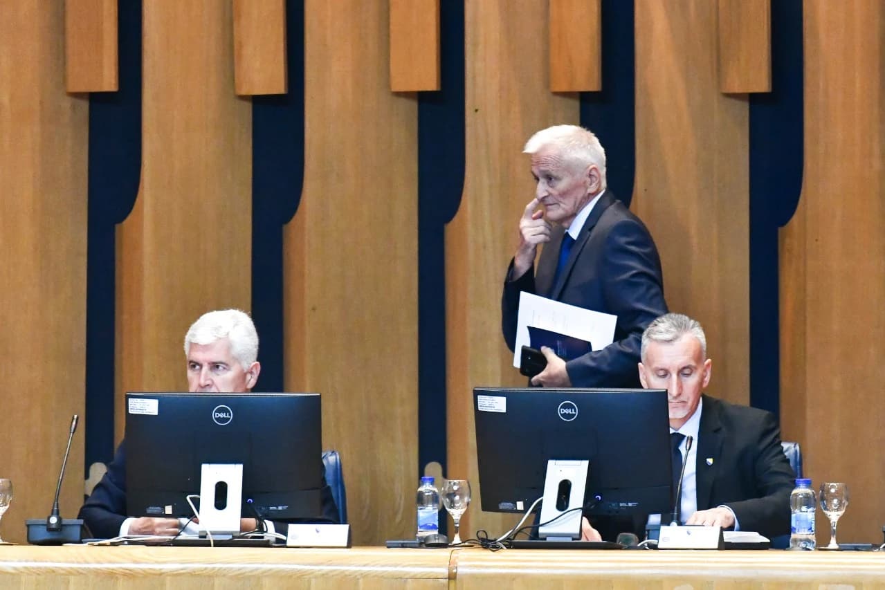 Bura zbog dnevnog reda: Špiriću, nećeš nas terorisati; vaše predsjedavanje je elementarna nepogoda; opet ću prijaviti