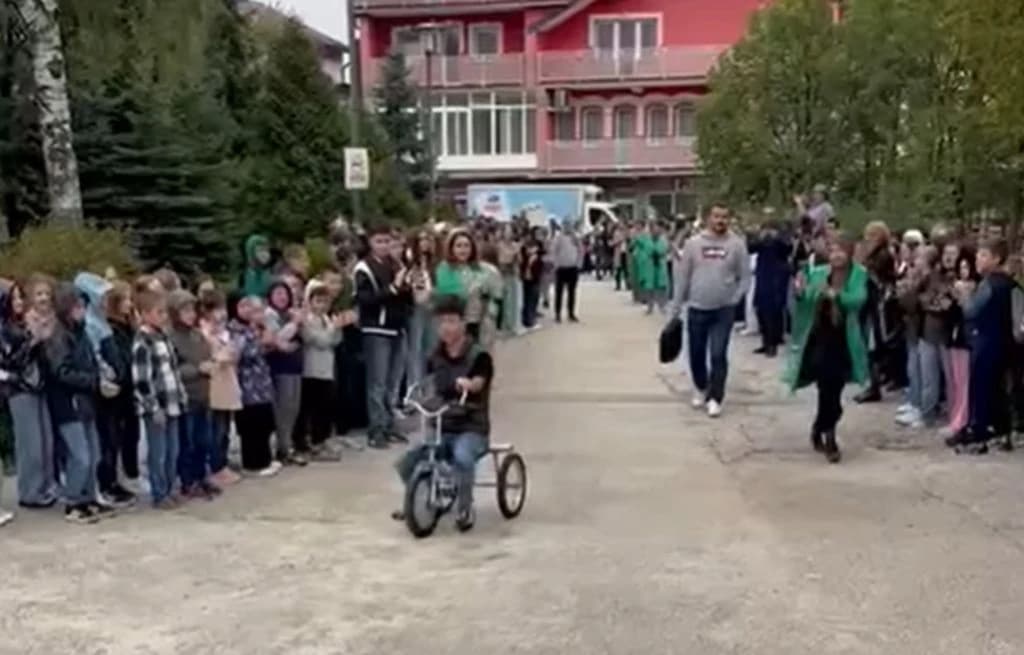Šampionski doček za Barlova ispred škole na Ilidži: U bazenu svjetski, u srcima naš