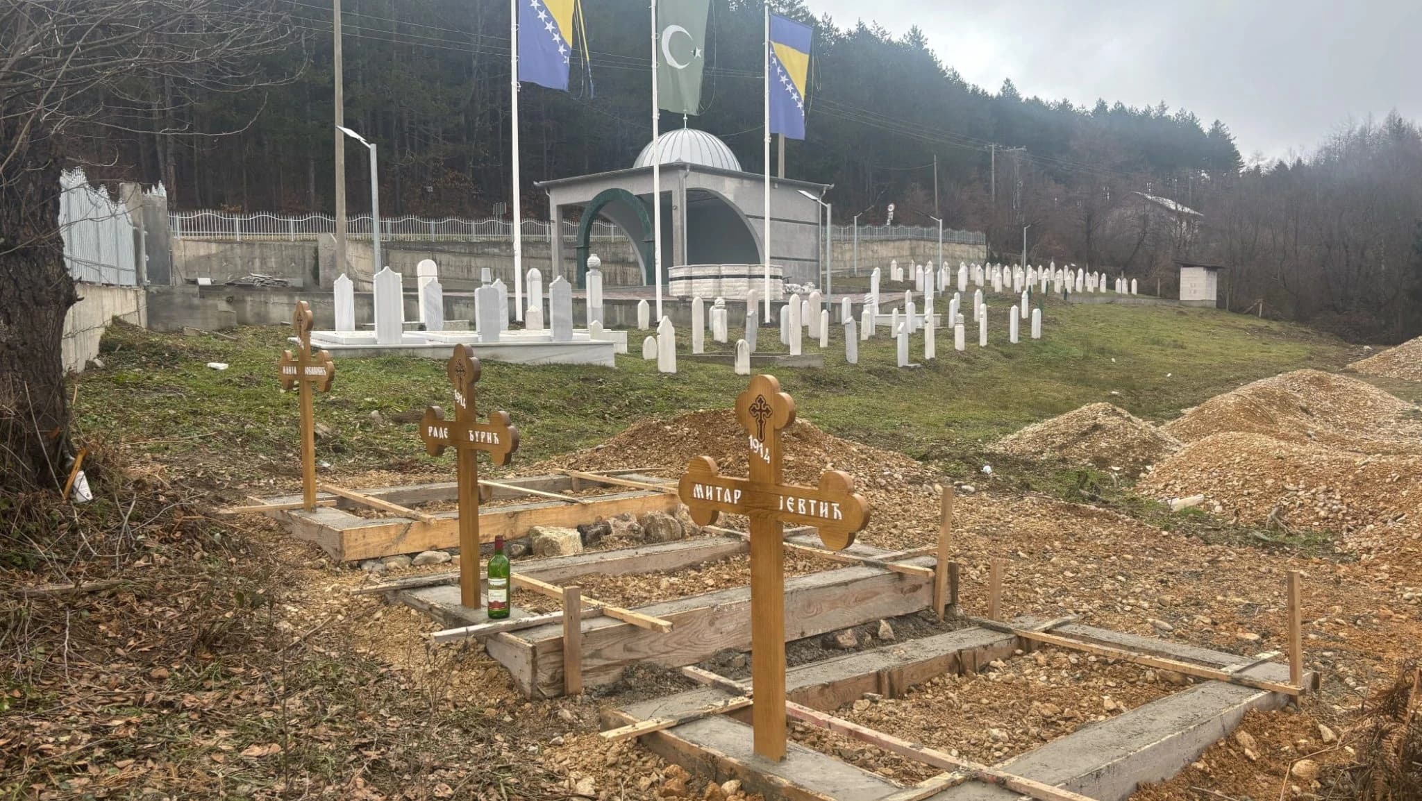 Tužilaštvo BiH odbacilo prijavu za postavljanje krstova na mezarju kod Srebrenice