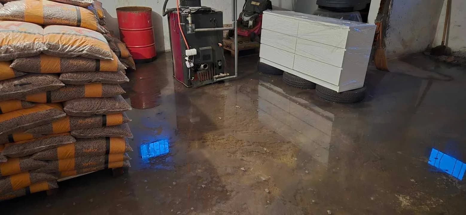 Stanari zgrade u Vogošći ogorčeni: Danima im voda nadire u podrum, Vodovod posmatra