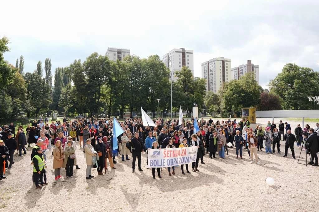 Sindikat prosvjetnih radnika u Sarajevu organizirao "Šetnju za bolje obrazovanje": Šta je donijela kurikularna reforma
