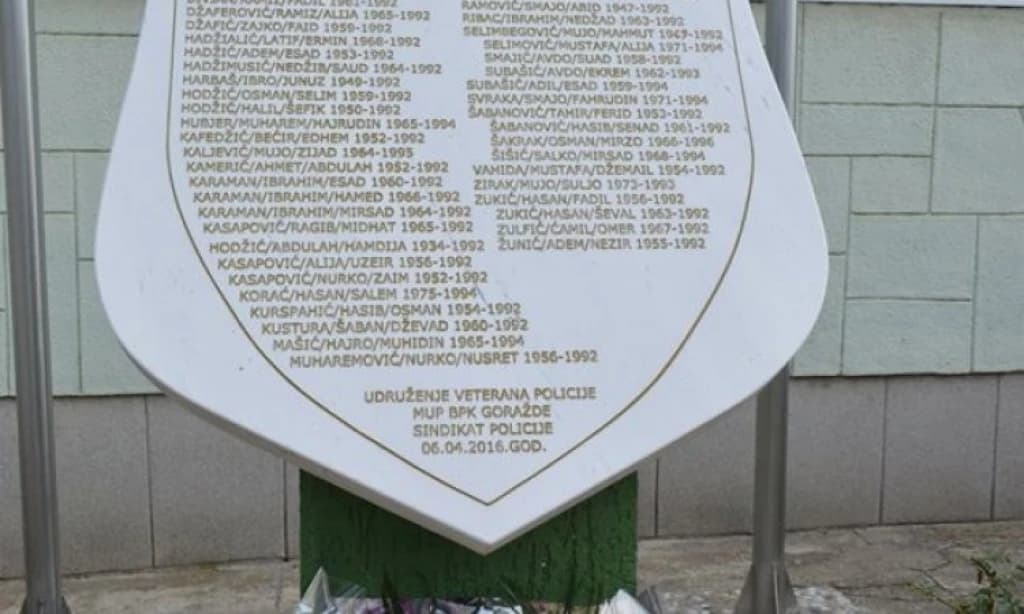Spomen-obilježje ispred MUP-a BPK Goražde