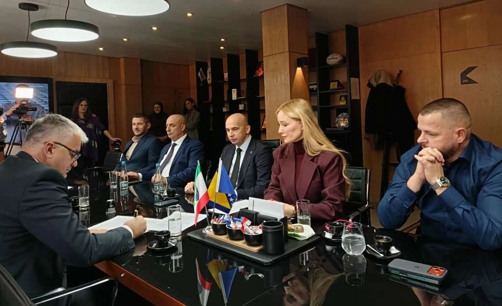 Potpisane izmjene kolektivnog ugovora, 10 posto veća plaća za 4.013 zaposlenih u zdravstvu ZDK