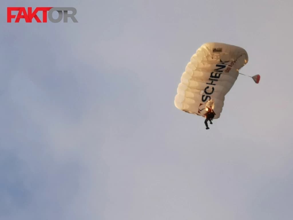 Padobranac sletio na stadion Koševo