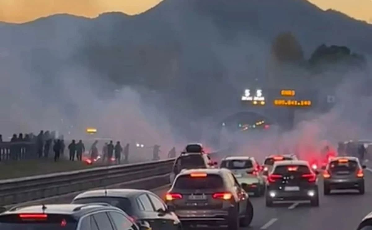 Na autoputu se sukobilo 150 huligana dva niželigaša, saobraćaj potpuno blokiran