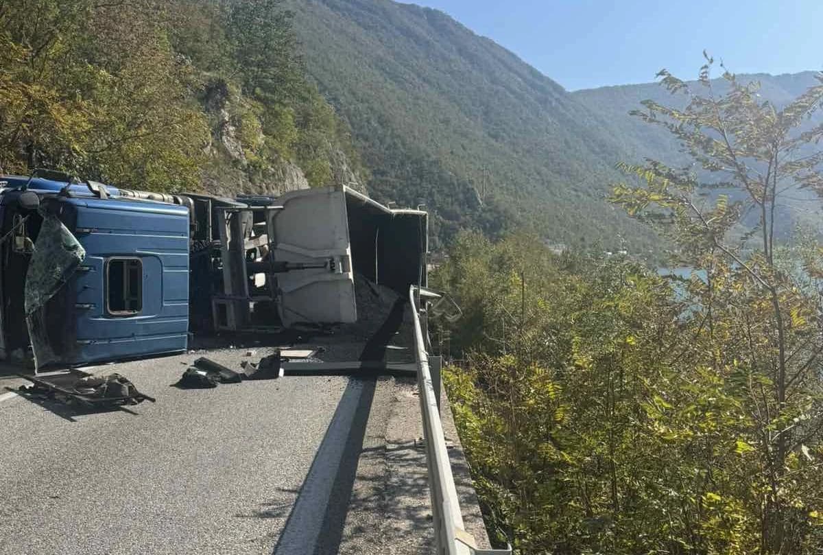 Na putu Jablanica - Mostar prevrnuo se kamion, povrijeđen vozač