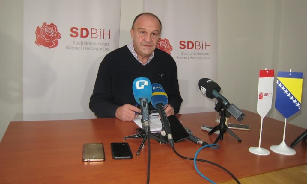 Enver Bijedić na pres konferenciji u Tuzli