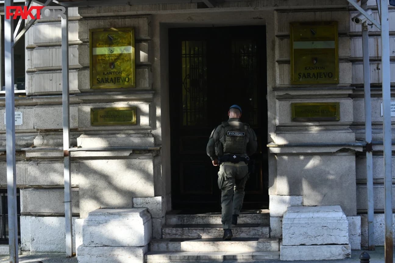 Akcija "Koverta": Pretresi i u Vladi KS, pod lupom imenovanje Ajanovića za dekana, stimulacije, sufinansiranje projekata