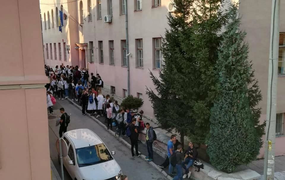 Nakon incidenta u Medicinskoj školi: Djevojčica se loše osjeća, cijeli razred ne ide na časove profesora, čeka se...