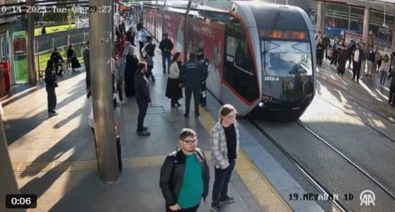 Spas u zadnji čas: Ženu u Turskoj umalo "pokupio" tramvaj