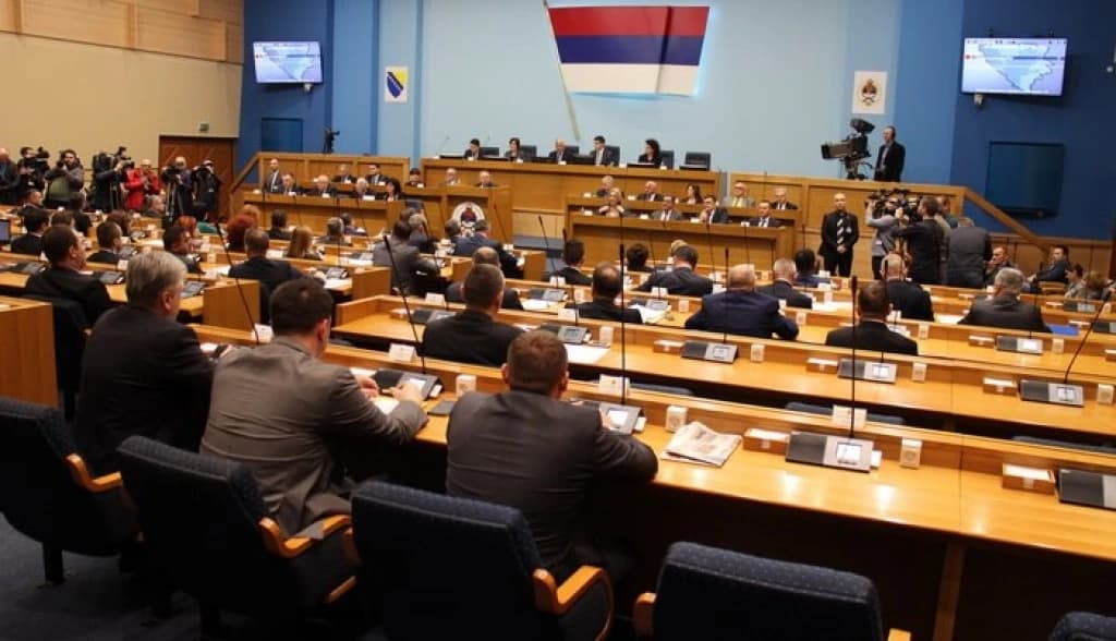 Od jutros stranački sastanci u zastupničkim klubovima, odgađa se početak posebne sjednice NSRS-a?