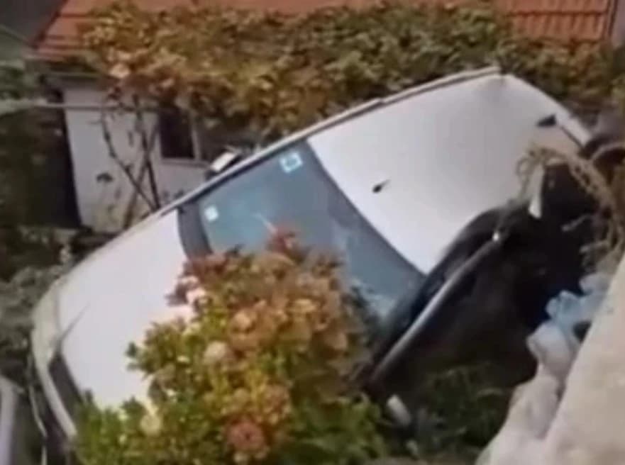 Teška nesreća u banjalučkom naselju Lauš: Nakon sudara, automobil uletio u dvorište kuće