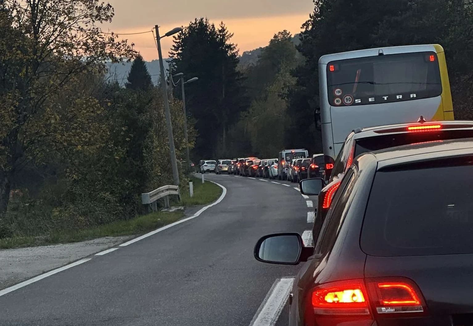Kolone vozila večeras na ulazu u Sarajevo: Iz BIHAMK-a potvrdili da su razlog semafori i radovi na mostu u Semizovcu