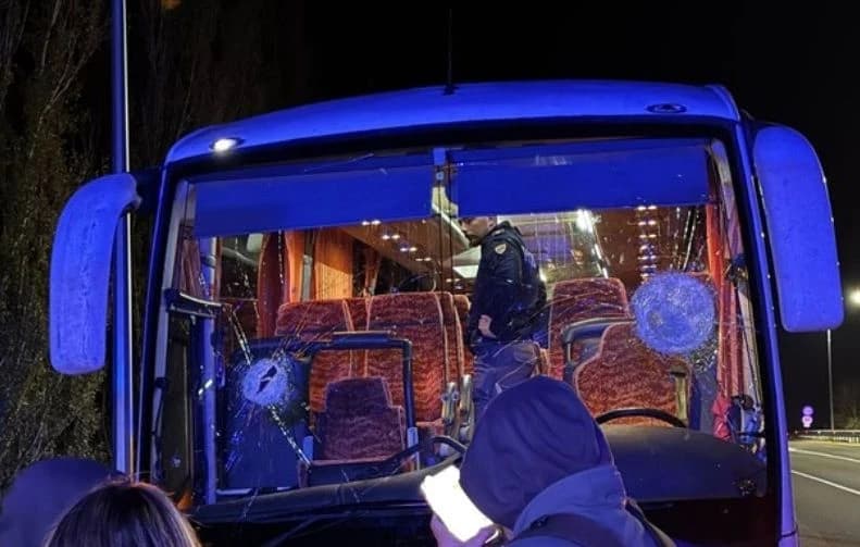 Tragedija: Kamenovan autobus s navijačima, ubijen vozač