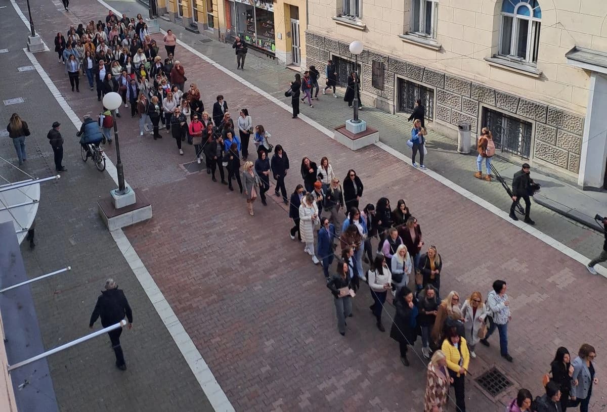 Nezadovoljni plaćom od 1.360 KM: Vaspitači protestuju ispred Gradske uprave, u Banjoj Luci ne rade vrtići