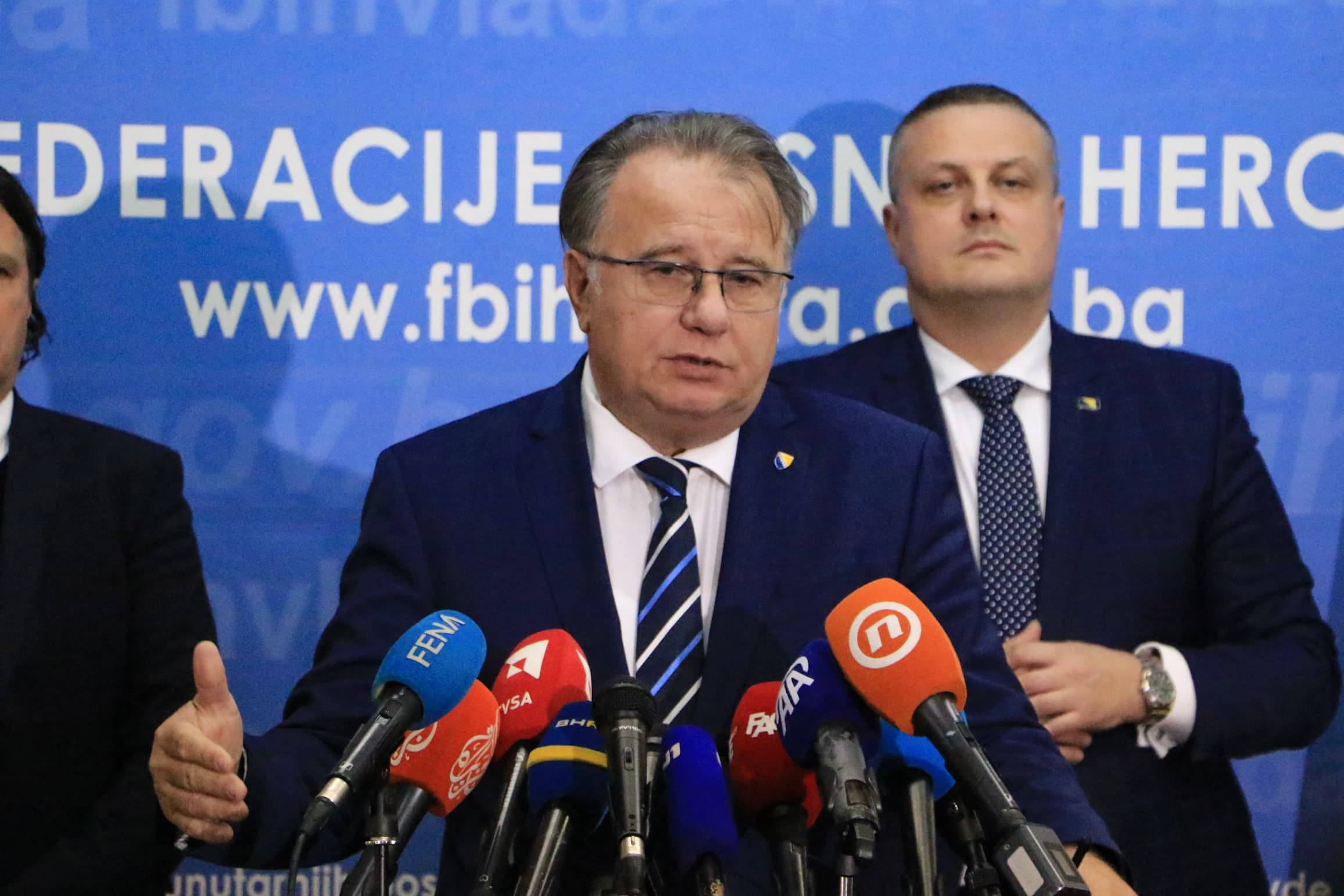 Novalić poštovao institucije, Nikšić ih zloupotrebljava