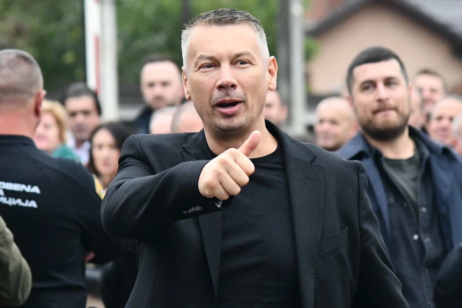 Nenad Nešić okružen kokoškama