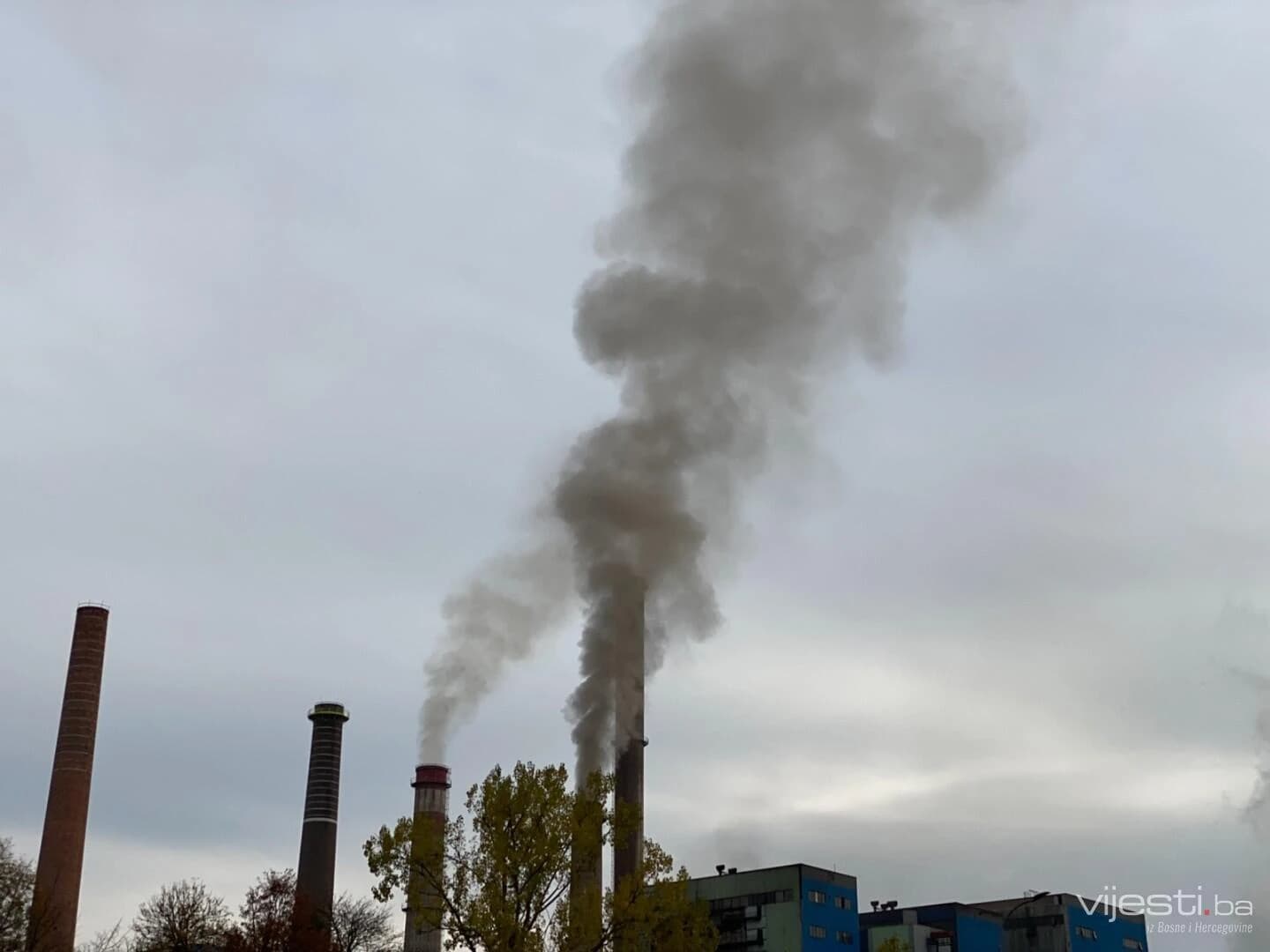 Zagađenje okom vidljivo: Iz dimnjaka TE Tuzla danima izlazi crni dim
