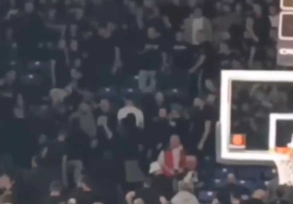 Žestok sukob navijača na meču u Beogradu