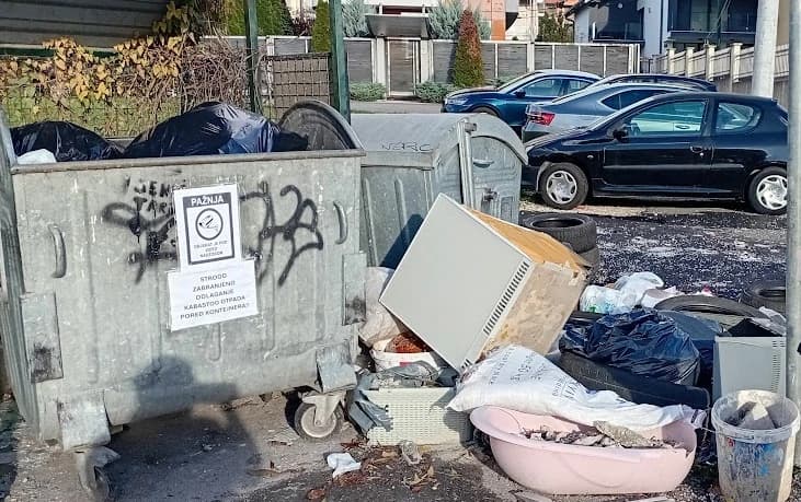 Uprkos zabrani, pored kontejnera u sarajevskoj ulici Hasiba Brankovića uporno odlažu kabasti otpad