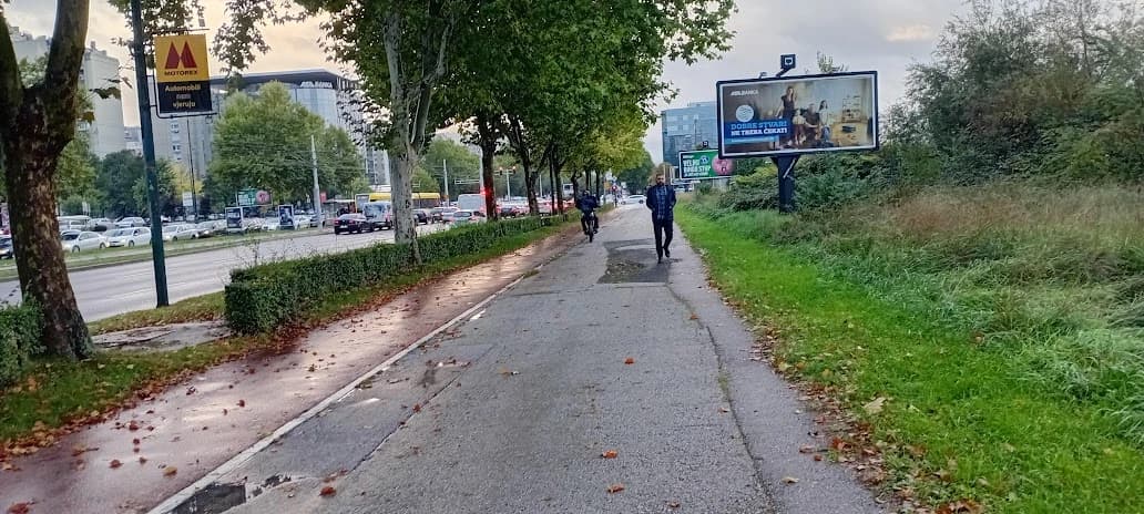Sarajevo: Na šetnici u Bulevaru Meše Selimovića nema klupa, kao ni kanti za otpatke