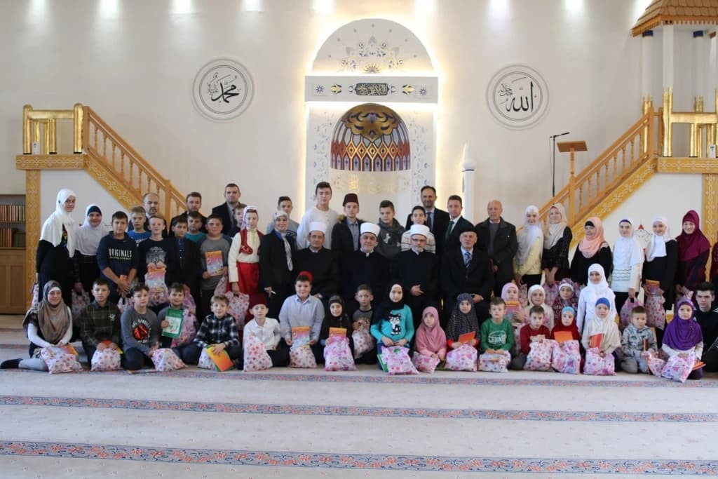 Reisu-l-ulema IZ u BiH Husein ef. Kavazović s djecom iz mekteba