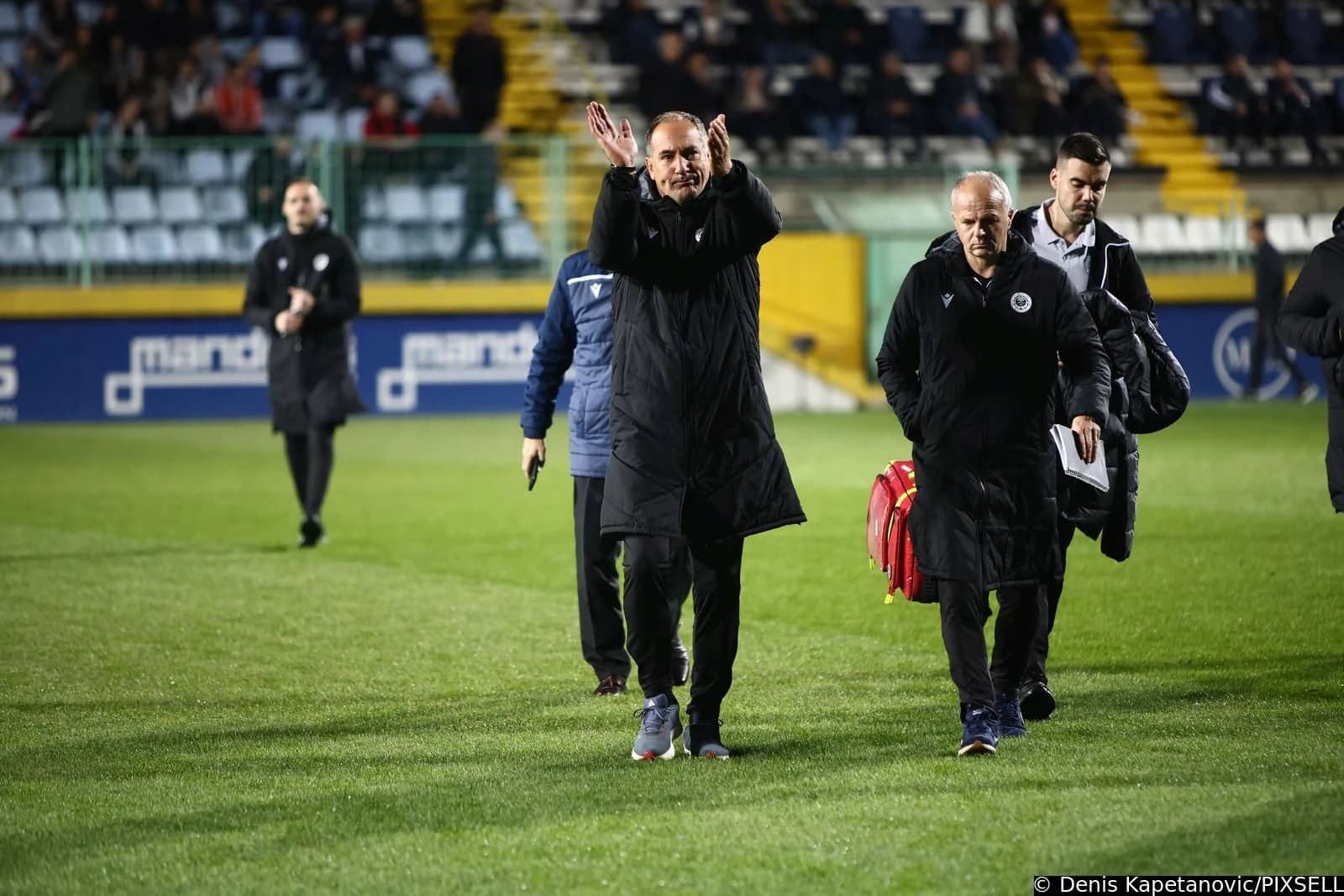 Štimac napravio šou na Pecari: Ušao u teren, nagovorio se sudiji i poručio: Uništen nam je fudbal