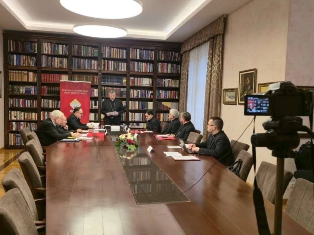 Nadbiskup Vukšić: Broj katolika u BiH manji za 58 posto, ponovio HDZ-ovu priču da Hrvatima "drugi biraju predstavnike"