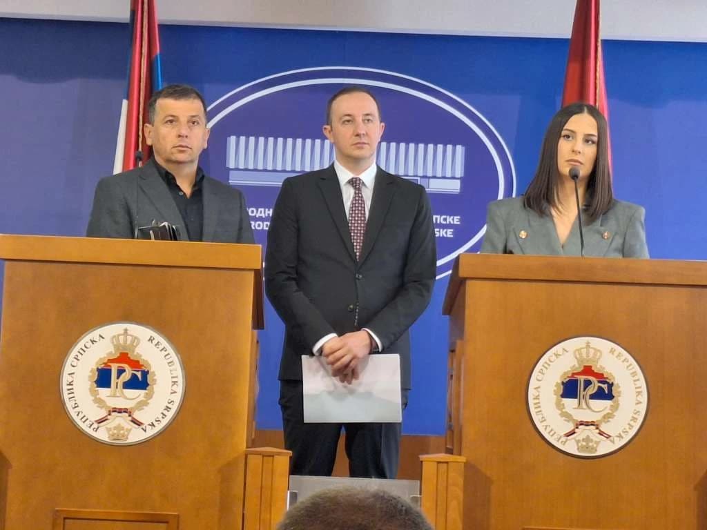 NSRS: Vlast izbjegava raspravu o aferama i referendumu, Mazalica bi radio do ponoći jer žuri u Borkoviće da peku vola