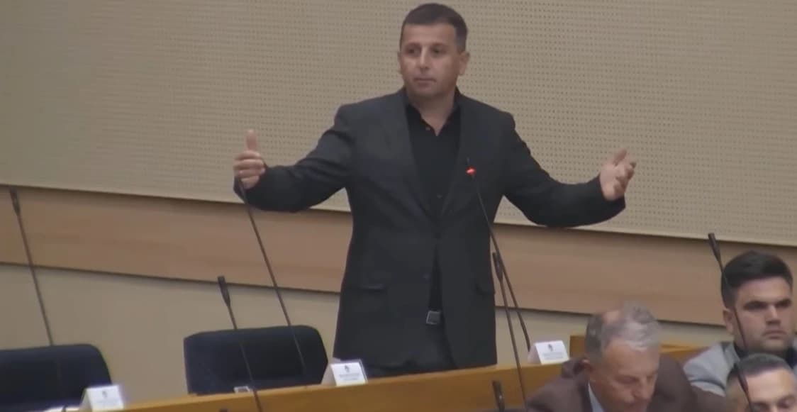 Burno na sjednici NSRS-a: Vukanovića osiguranje izbacilo iz sale, Stevandić izgubio živce