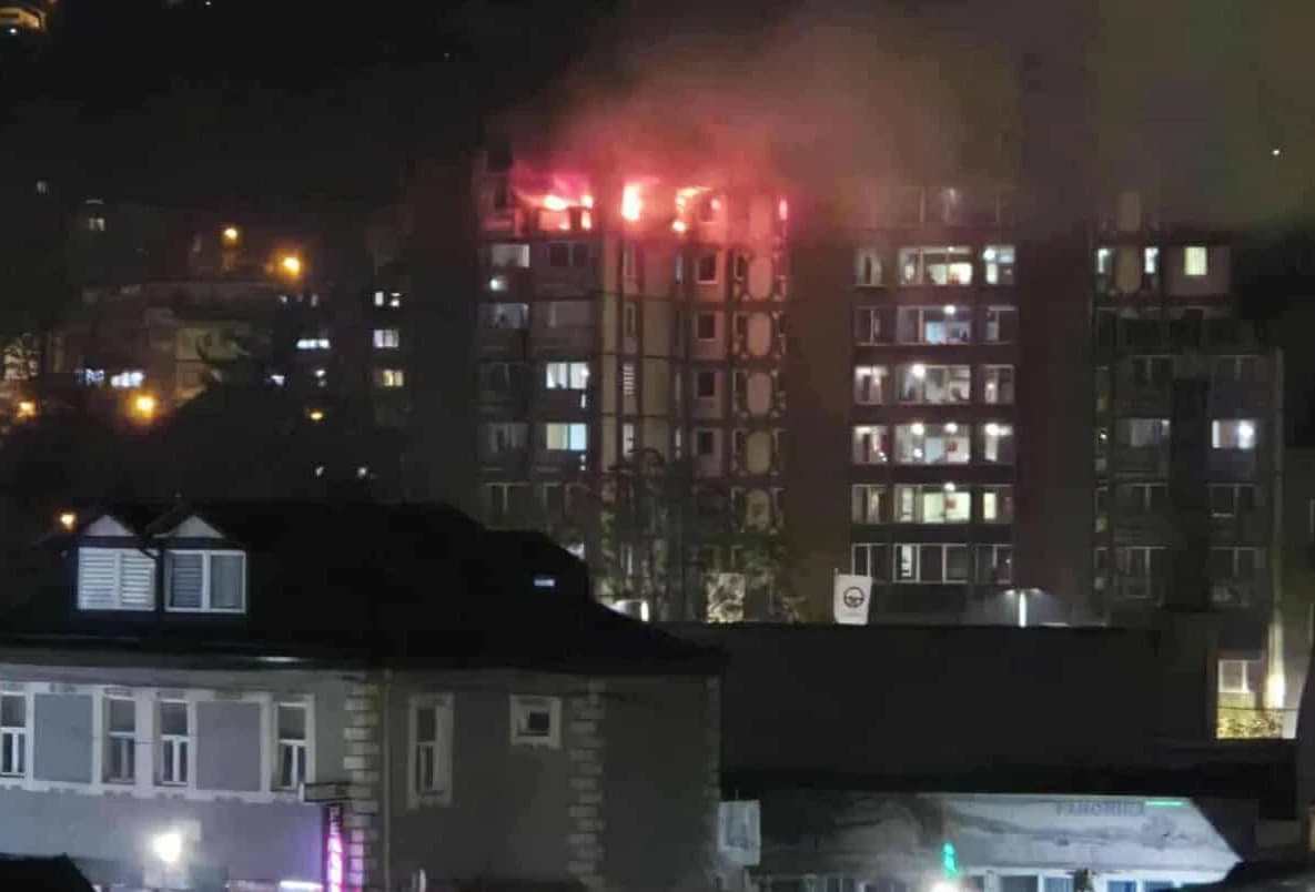 Izbio požar u Domu penzionera u Tuzli, vatrogasci i hitna na terenu