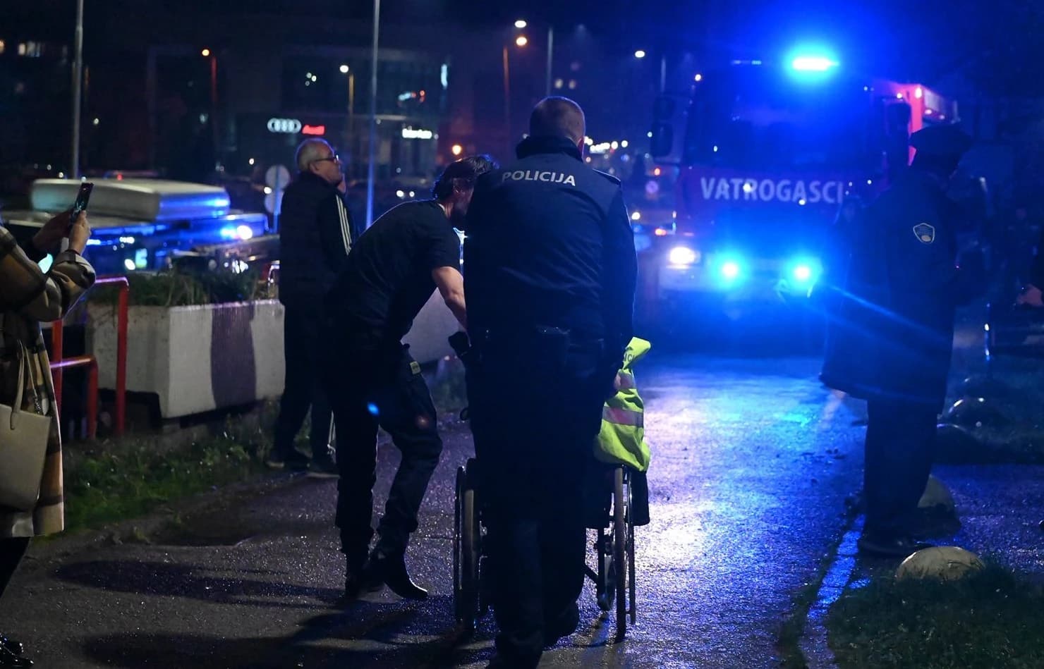 Dramatični prizori iz Tuzle: Evakuacija štićenika iz Doma penzionera