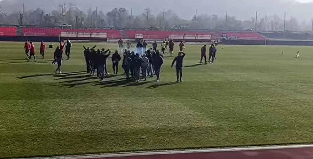Navijači prekinuli trening premijerligaša, teren napustili uz baklje i pjesmu