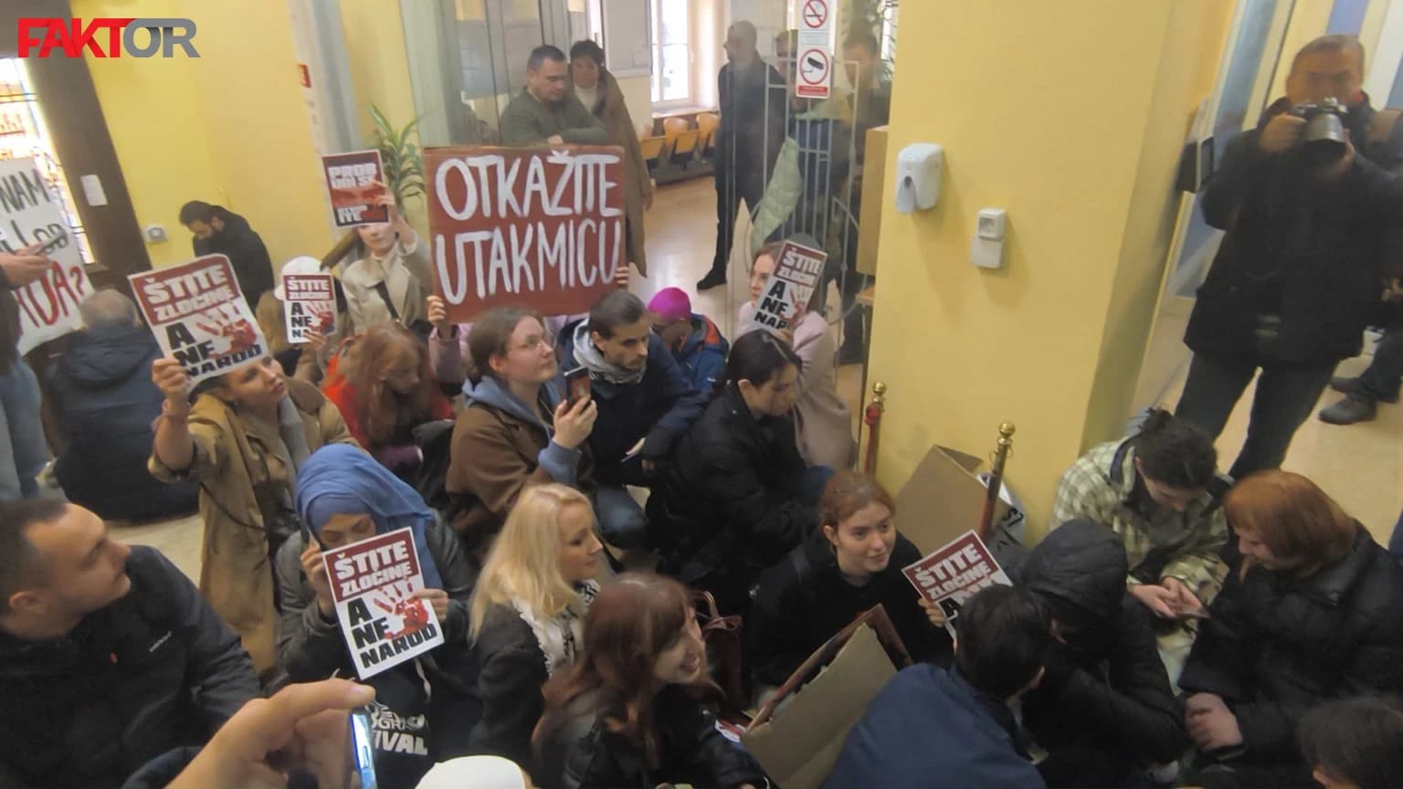 Građani ušli u zgradu Vlade KS, traže otkazivanje utakmice Dubaija i izraelskog Hapoela