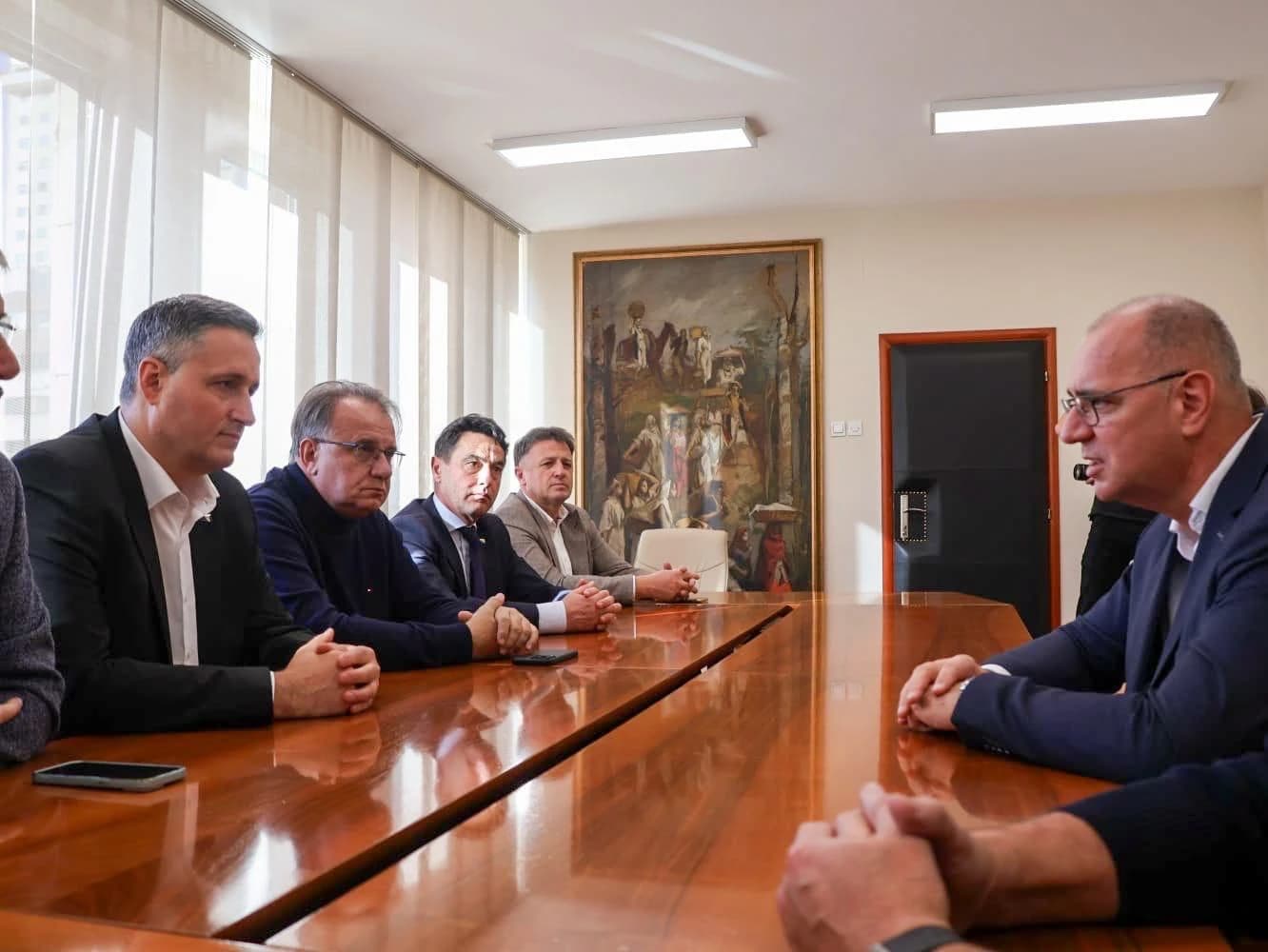 Bećirović s Nikšićem i Lugavićem: Važno je da sve institucije pruže punu podršku Gradu Tuzli
