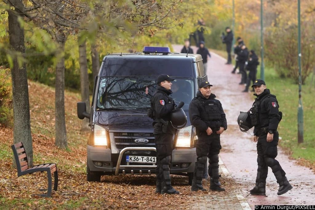 Opsadno stanje oko dvorane Zetra: Veliki broj policije, a meč se igra bez publike