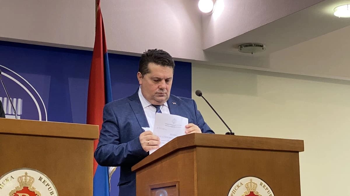 U NSRS-u nikad nije dosadno: Stevandić ispričao legendu o magarcu, a onda iz sale izbacio zastupnika Vučinića