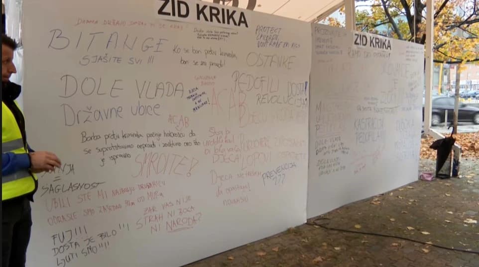 Postavljen "zid krika": Tuzlaci izašli na protest zbog smrti u Domu penzionera i iskorištavanja maloljetnica