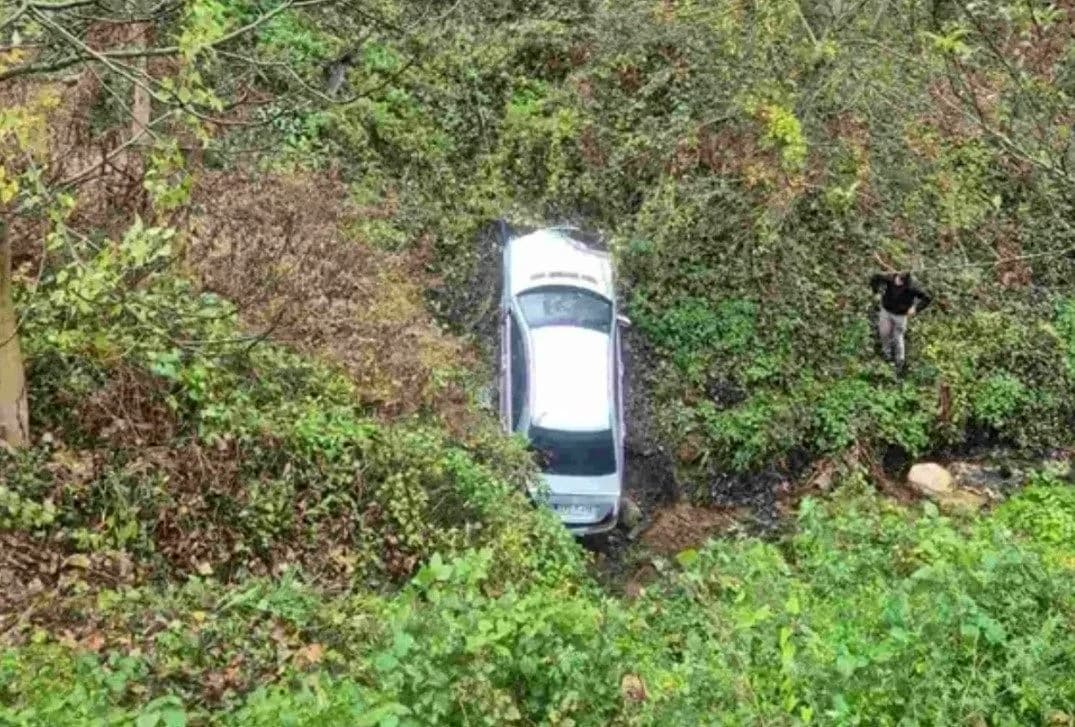 Bradina: Vozilo sletjelo u provaliju duboku 20 metara, vozač prošao bez povreda