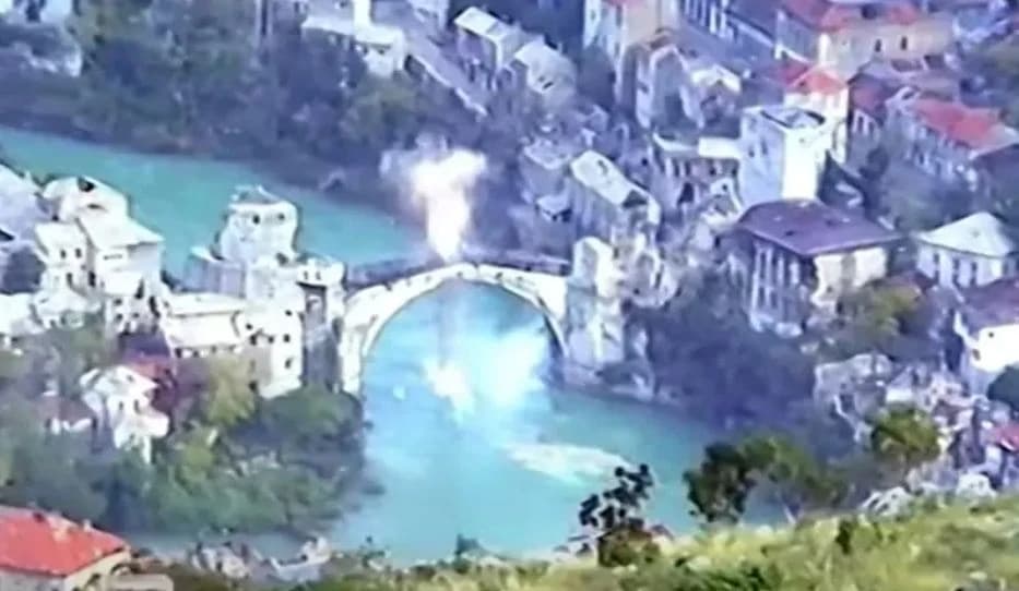Na današnji dan HVO je srušio Stari most u Mostaru, njegov pad u hladnu Neretvu i danas je bolan