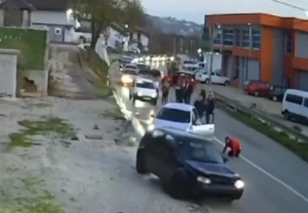 Nevjerovatne scene iz Krajine: Izazvao udes, pa tuču, a onda suvozač krenuo gaziti ljude?!