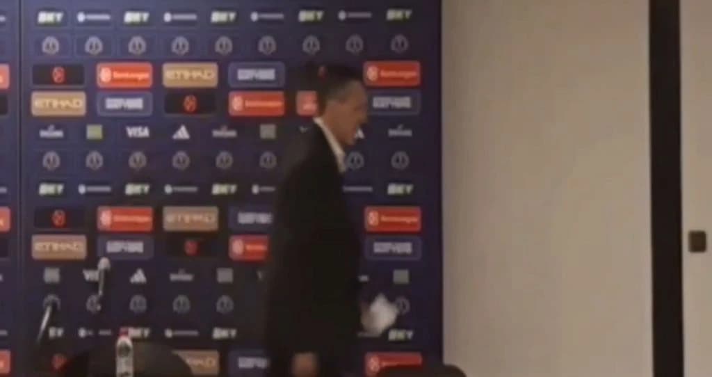 Najbizarnija press konferencija: Trener stigao u praznu salu, ponovio rezultat i odmah ustao