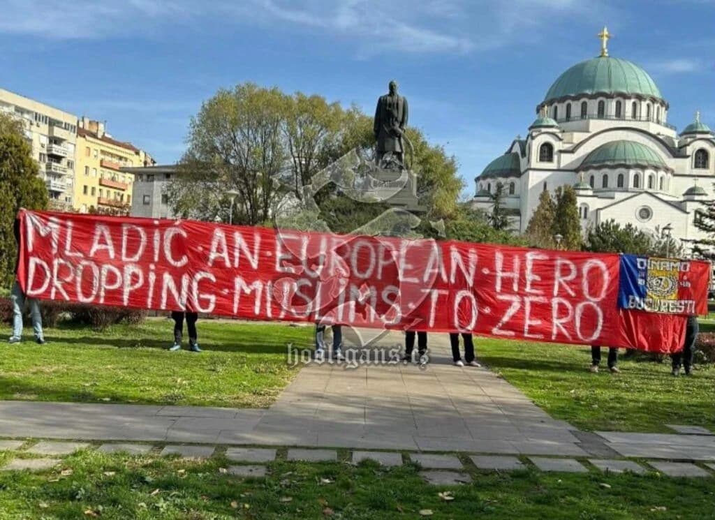 Rumunski navijači posvetili transparent zločincu Ratku Mladiću i stigli u Zenicu: Ko će reagovati?