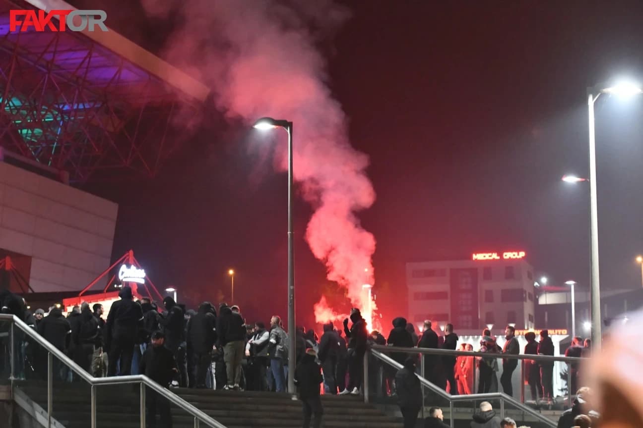 BHFanaticosi navijaju u blizini stadiona, došlo i do incidenta